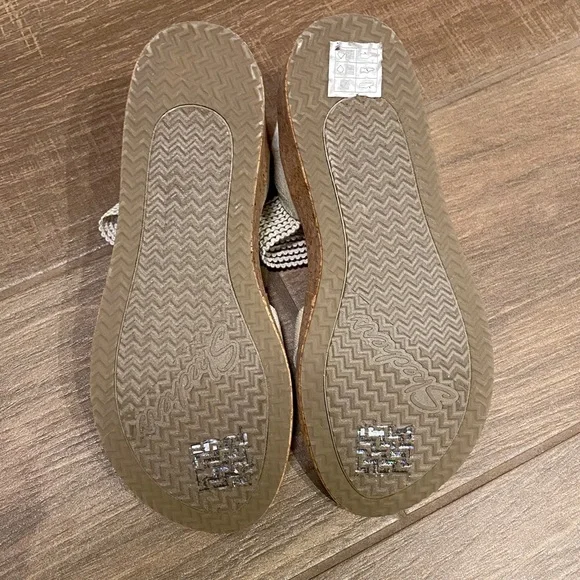 Skechers Women's Tan and Cream Sandals - Picture 2 of 3